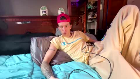 Snapshot of skittles933 chatting on 02-19-25, 06:32 Skittles online show from 02-19-25, 06:32