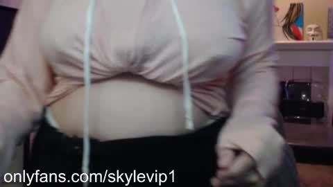 Snapshot of skyblu1 chatting on 01-18-26, 12:25 SKYLE online show from 01-18-26, 12:25