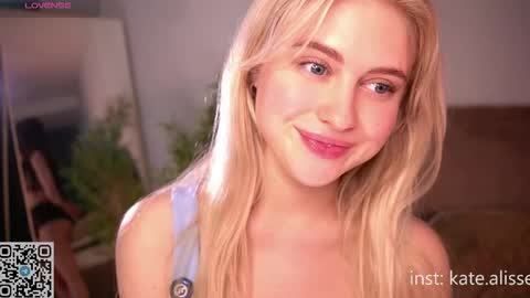 Snapshot of skyeveil chatting on 05-15-26, 10:17 Skye online show from 05-15-26, 10:17
