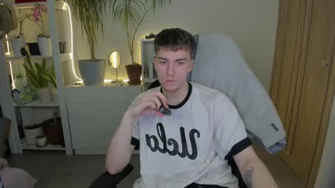 Snapshot of slippery_baby chatting on 01-23-25, 01:35 Mila online show from 01-23-25, 01:35