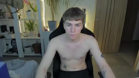 Snapshot of slippery_baby chatting on 02-12-25, 06:30 Mila online show from 02-12-25, 06:30