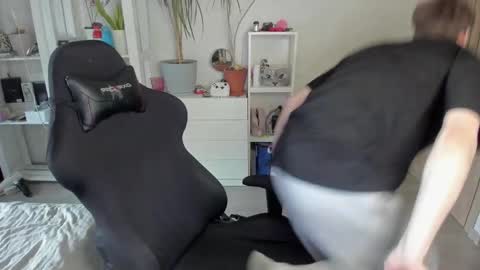 Snapshot of slippery_baby chatting on 03-04-25, 12:55 Mila online show from 03-04-25, 12:55