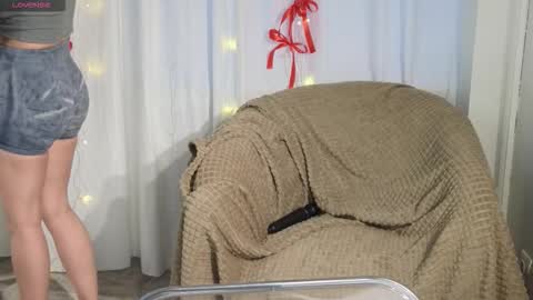 Snapshot of slow_flower chatting on 12-19-25, 12:12 Emilia online show from 12-19-25, 12:12