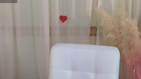 Snapshot of slow_flower chatting on 02-14-26, 12:24 Emilia online show from 02-14-26, 12:24