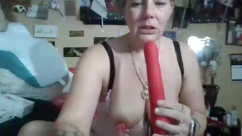 Snapshot of slutqueen_love chatting on 10-26-25, 10:54 slutqueen_love online show from 10-26-25, 10:54