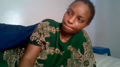 Snapshot of slutyanah1 chatting on 06-11-26, 09:40 Anah online show from 06-11-26, 09:40