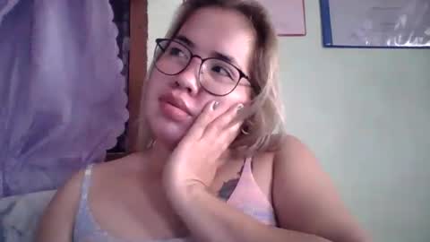 Snapshot of small_boobs59 chatting on 09-23-25, 03:42 Lovewella online show from 09-23-25, 03:42