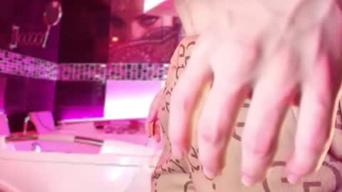 Small Hot19 online show from 01-09-26, 09:23