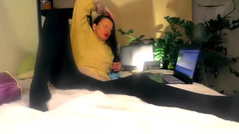 smile_dance_ online show from 11-28-25, 05:26