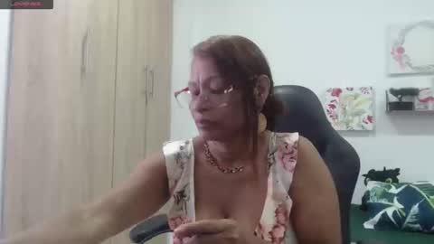 Snapshot of smilet_milf chatting on 11-07-25, 02:17 Smileth online show from 11-07-25, 02:17