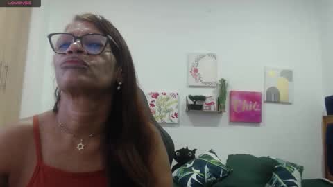 Snapshot of smilet_milf chatting on 11-08-25, 12:38 Smileth online show from 11-08-25, 12:38