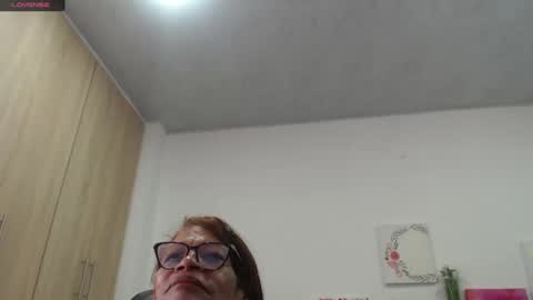 Snapshot of smilet_milf chatting on 11-11-25, 01:22 Smileth online show from 11-11-25, 01:22