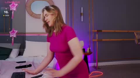 Snapshot of smiley_mia_ chatting on 02-28-25, 11:58 Mia online show from 02-28-25, 11:58