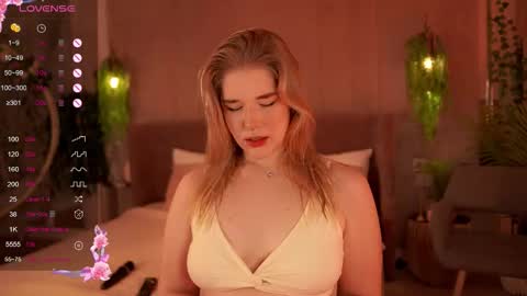 Snapshot of smiley_mia_ chatting on 09-12-25, 05:07 Mia online show from 09-12-25, 05:07