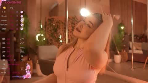 Snapshot of smiley_mia_ chatting on 10-17-25, 05:32 Mia online show from 10-17-25, 05:32