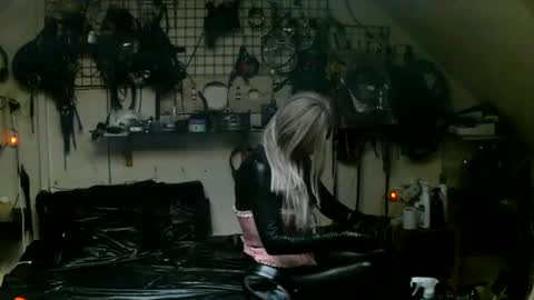 Snapshot of smokeslut365 chatting on 06-18-26, 02:12 smokeslut365 online show from 06-18-26, 02:12
