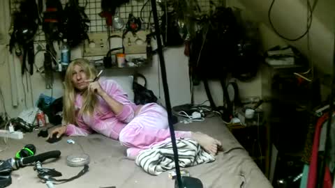 Snapshot of smokeslut365 chatting on 07-31-26, 12:32 smokeslut365 online show from 07-31-26, 12:32