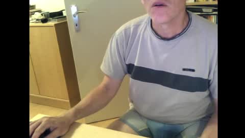 Snapshot of sneaxfreund chatting on 05-20-26, 11:44 sneaxfreund online show from 05-20-26, 11:44