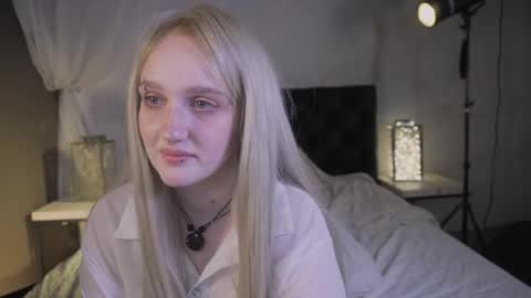 Snapshot of snowflakeskitty chatting on 05-22-26, 05:25 Ellie online show from 05-22-26, 05:25