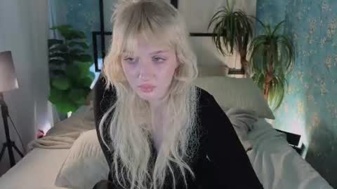 Snapshot of snowflakeskitty chatting on 06-13-26, 05:38 Ellie online show from 06-13-26, 05:38