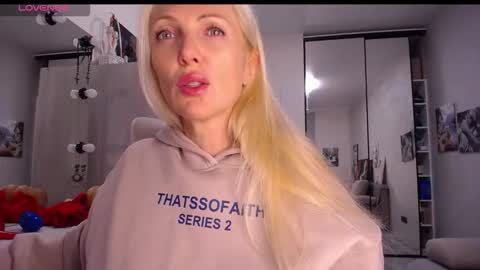 Snapshot of so_sexy_monna chatting on 11-01-25, 06:21 Monna online show from 11-01-25, 06:21