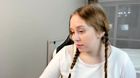 Snapshot of sofaris chatting on 12-20-24, 01:14 Sophy online show from 12-20-24, 01:14