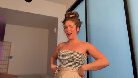 Julia    online show from 11-11-25, 09:48