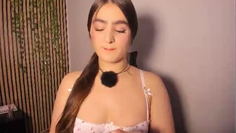 Snapshot of sofia44 chatting on 07-13-26, 06:33 Skarlett online show from 07-13-26, 06:33