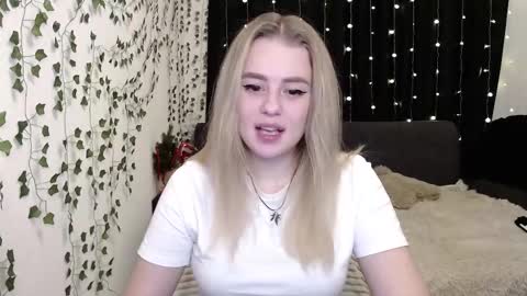 Snapshot of sofia_rosemary chatting on 01-05-25, 12:31 sofia_rosemary online show from 01-05-25, 12:31