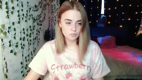 Snapshot of sofia_rosemary chatting on 09-15-25, 12:49 sofia_rosemary online show from 09-15-25, 12:49