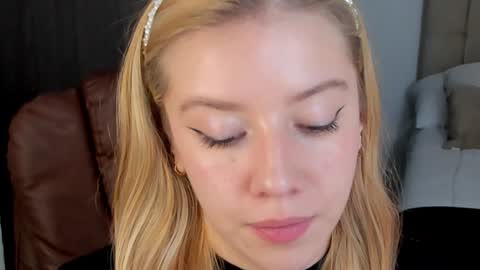 Snapshot of sofia_woodss chatting on 12-19-24, 06:34 Sofia online show from 12-19-24, 06:34