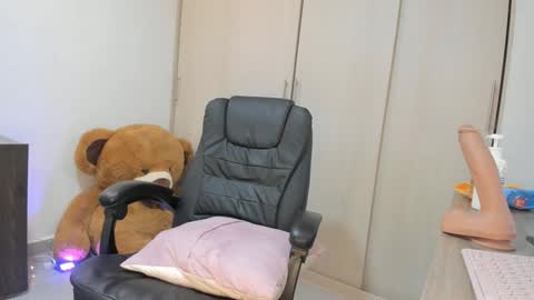 SOFIA independent model  online show from 01-28-25, 04:18