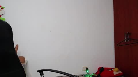 Snapshot of soft_fetish chatting on 12-22-24, 04:59 Camila M online show from 12-22-24, 04:59