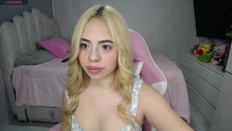 Snapshot of softkiss_x chatting on 05-30-26, 10:51 Fran online show from 05-30-26, 10:51