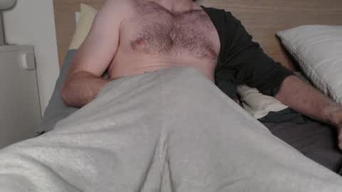 Snapshot of someone007980 chatting on 05-11-26, 05:21 Someone007980 online show from 05-11-26, 05:21