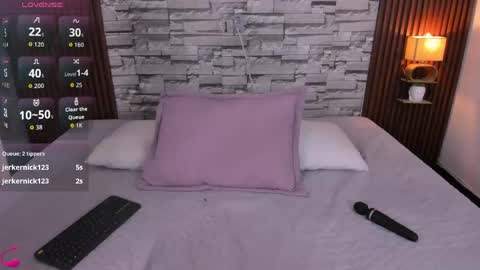 Snapshot of sophia_deluxe18 chatting on 05-19-26, 04:19 SOFI online show from 05-19-26, 04:19