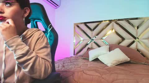 Snapshot of sophia_velvett chatting on 04-14-26, 12:00 sophia_velvett online show from 04-14-26, 12:00