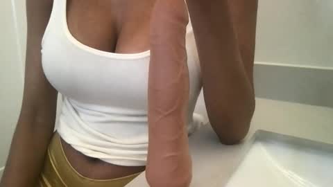 Snapshot of sophiaraexx chatting on 05-14-26, 01:18 Sophia online show from 05-14-26, 01:18