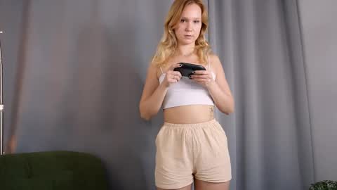 Snapshot of sophie_blossom_ chatting on 04-25-26, 02:03 Sophia online show from 04-25-26, 02:03