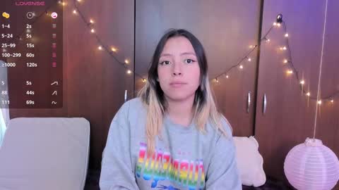 Snapshot of sophie_demoiselle chatting on 09-18-25, 12:40 online show from 09-18-25, 12:40