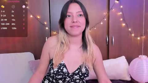 Snapshot of sophie_demoiselle chatting on 09-23-25, 02:09 online show from 09-23-25, 02:09