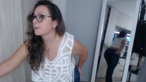 Snapshot of sophie_lopez1 chatting on 06-11-26, 02:53 Sofa online show from 06-11-26, 02:53