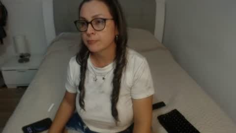 Snapshot of sophie_lopez1 chatting on 06-18-26, 11:20 Sofa online show from 06-18-26, 11:20