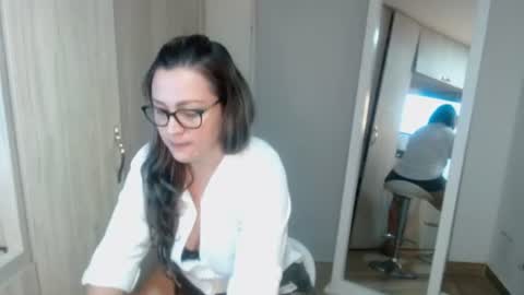 Snapshot of sophie_lopez1 chatting on 06-27-26, 03:00 Sofa online show from 06-27-26, 03:00