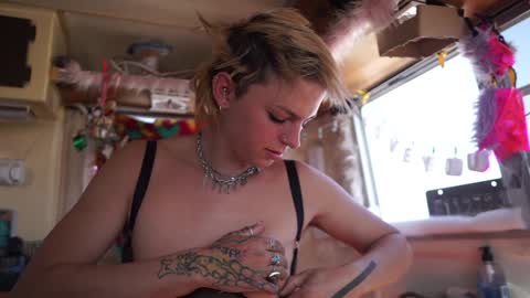 Snapshot of sophie_lovely chatting on 01-25-25, 09:46 derpy derpington online show from 01-25-25, 09:46