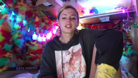 Snapshot of sophie_lovely chatting on 02-02-25, 04:48 derpy derpington online show from 02-02-25, 04:48