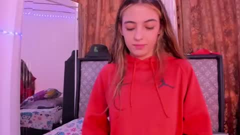 Snapshot of sophie_vega1 chatting on 06-26-26, 05:17 Sophie online show from 06-26-26, 05:17