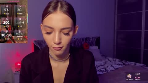 Snapshot of sophiecherrie chatting on 10-29-25, 11:01 Sophie online show from 10-29-25, 11:01