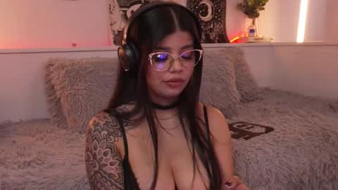 Snapshot of sophiee_art chatting on 11-26-25, 07:48 Sophiee online show from 11-26-25, 07:48