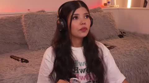 Snapshot of sophiee_art chatting on 01-12-26, 04:39 Sophiee online show from 01-12-26, 04:39